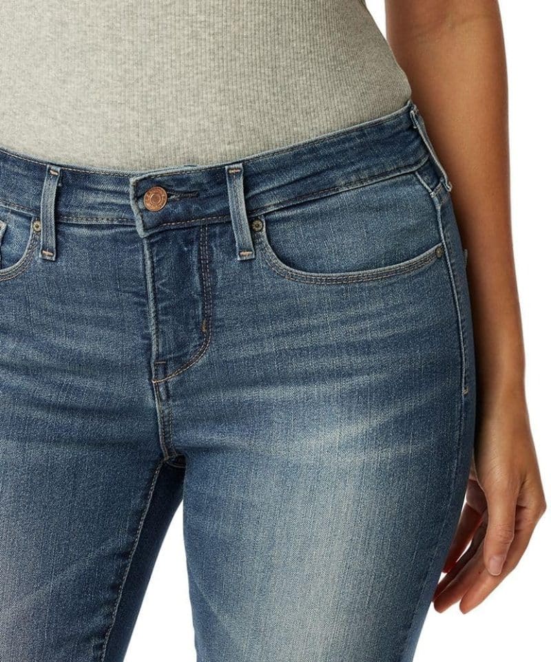 Levi Strauss Signature Gold Women's Totally Shaping Skinny Jeans - Image 4